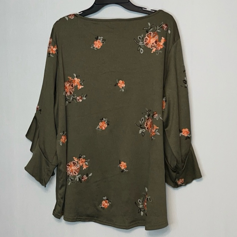 Auneleige Women’s Sz 3X Green Top Embroidered Floral Crinkle Stretch 3/4 Sleeve - Picture 2 of 7